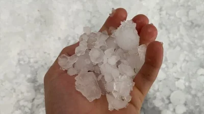 Hatay'ın Arsuz ilçesinde sağanak ve dolu hayatı olumsuz etkiledi.
