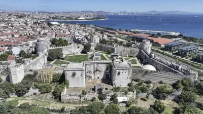 Yedikule Hisarı'nın surları arasında şimdilerde geçişe kapalı olan yaklaşık 1600