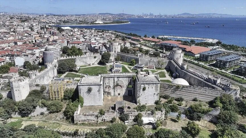 Yedikule Hisarı'nın surları arasında şimdilerde geçişe kapalı olan yaklaşık 1600