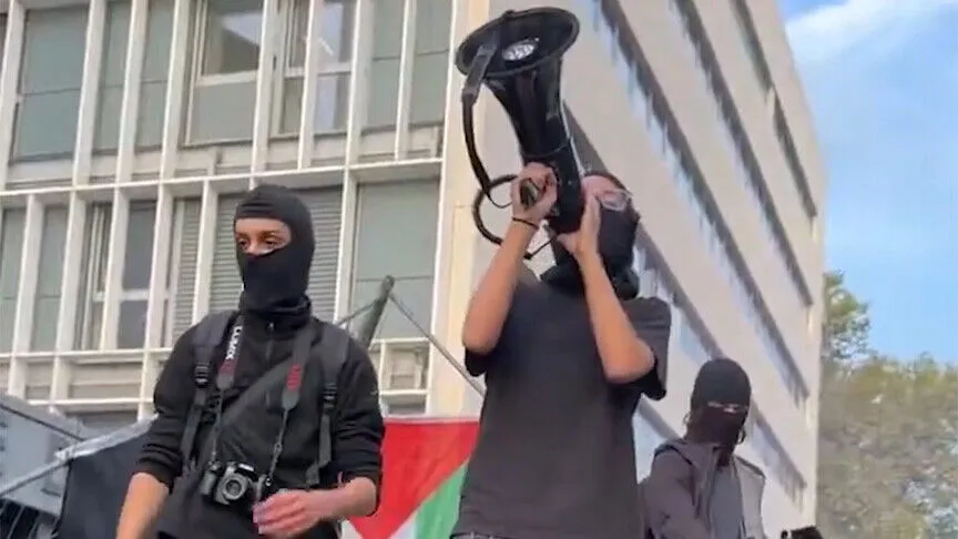 Fransa'da lise öğrencilerinin eğitim koşullarına ilişkin taleplerle başlattığı protesto ve