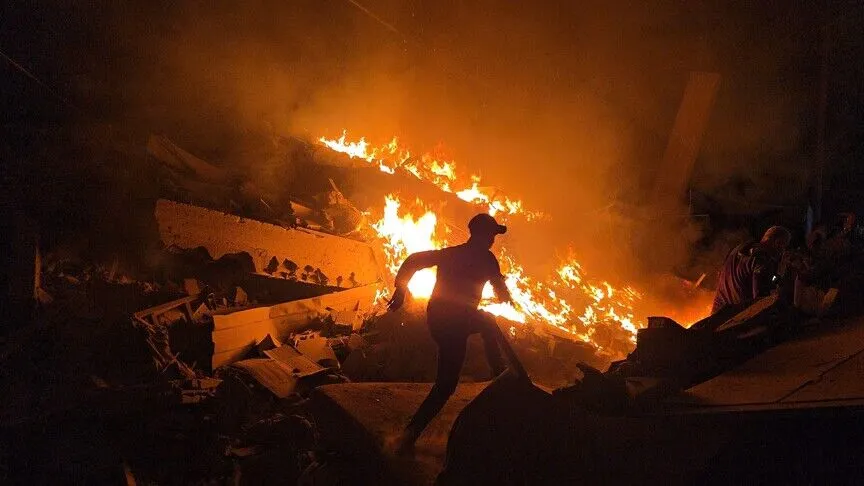 İsrail ordusunun ateşkese rağmen Gazze'de bir daireyi bombalaması sonucu biri
