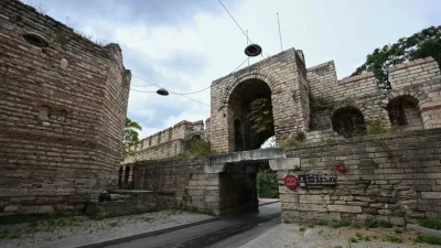 İstanbul'un kara surlarındaki Silivrikapı, Bizans'tan Osmanlı'ya şehrin savunması, ticareti ve
