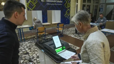 Bosna Hersek'teki seçmenler, genel seçimde oylarını kullanmak için sandık başına