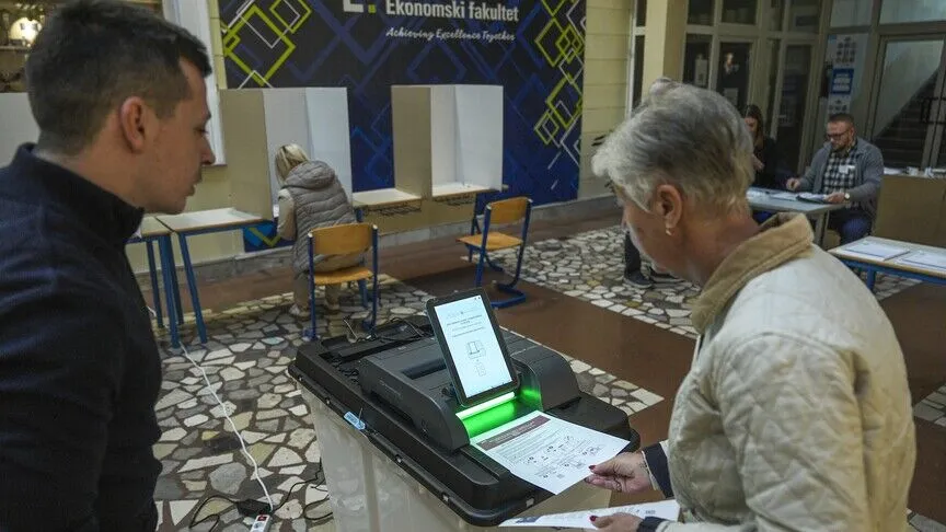 Bosna Hersek'teki seçmenler, genel seçimde oylarını kullanmak için sandık başına