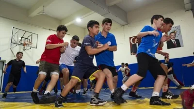 İzmir'de küçük yaşlarda geldikleri güreş merkezinde ata sporunun inceliklerini öğrenen