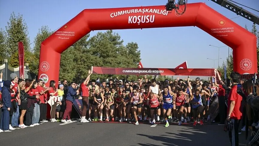 Cumhurbaşkanlığı Yarı Maratonu, Ankara'da verilen startla başladı.
