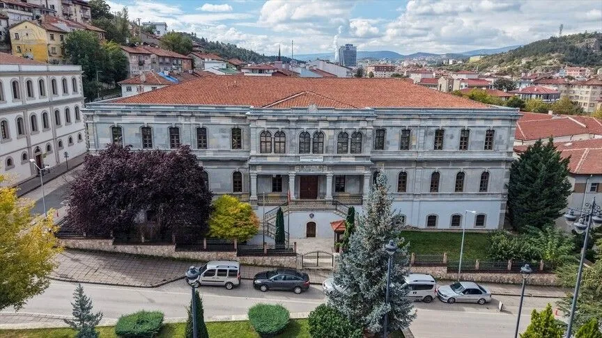 Anadolu'da kurulan ilk devlet lisesi olan Kastamonu'daki Abdurrahmanpaşa Lisesi, 141