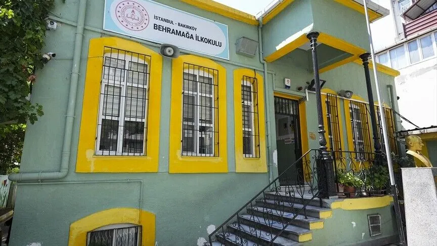 Bakırköy'de Türk çocuklarının eğitim görebileceği bir okul bulunmaması üzerine Hafız