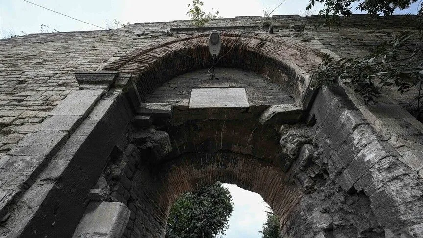 İstanbul kara surlarının Marmara Denizi'ne yaklaştığı güney bölümünde bulunan Yedikule