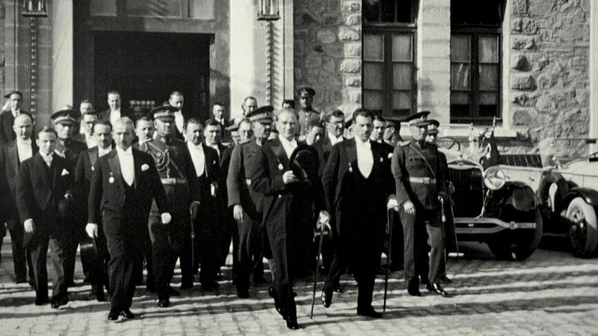 Anadolu'nun işgalden kurtarılmasının ardından Gazi Mustafa Kemal Atatürk'ün önderliğinde, TBMM'nin