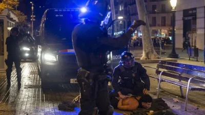 İspanya'nın Barselona kentinde genç grupların dün akşam organize ettiği protesto
