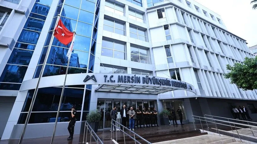 Mersin'deki yolsuzluk soruşturması kapsamında gözaltına alınan Mersin Büyükşehir Belediye Başkanı