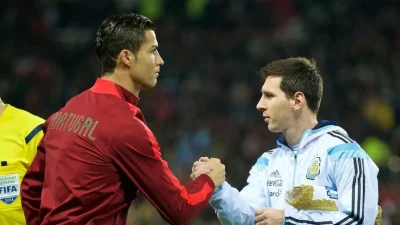 Portekizli Cristiano Ronaldo, milli takım kariyerini noktalayan Arjantinli Lionel Messi'nin