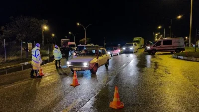 Erzincan'da sağanak sonrası meydana gelen heyelan nedeniyle kapanan Erzincan-Erzurum kara