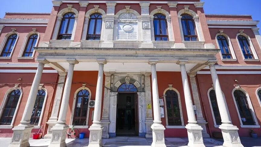 Fatih Camisi'nin yanı başında Sultan Abdülaziz döneminde askeri eğitim amacıyla
