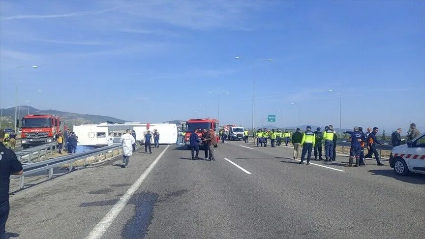 Manisa'nın Akhisar ilçesinde çekici ile tur otobüsünün çarpışması sonucu 11