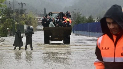 İstanbul'un birçok ilçesinde aralıklarla devam eden sağanak nedeniyle gece boyu