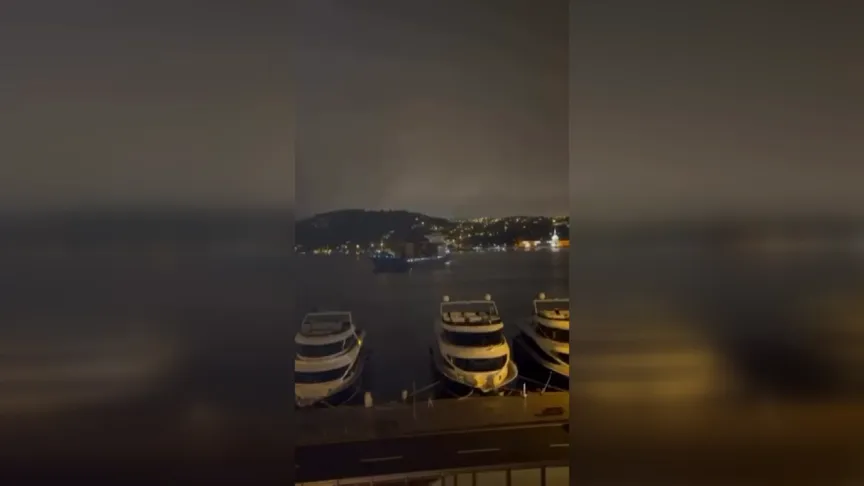İstanbul Boğazı'nda sürüklenen konteyner gemisi Kıyı Emniyeti ekiplerinin müdahalesiyle emniyete