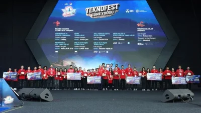 Şanlıurfa'da TEKNOFEST Güneydoğu kapsamında düzenlenen yarışmalarda Türkiye birincisi olan gençler,