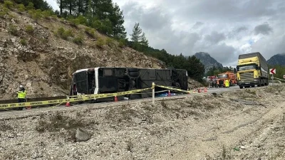 Burdur'un Ağlasun ilçesinde yolcu otobüsünün devrilmesi sonucu 1 kişi hayatını